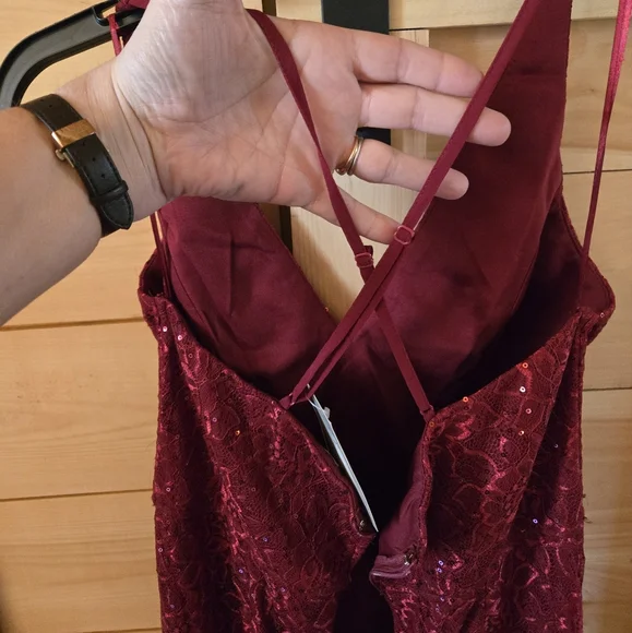 Elegant Burgundy Lace Evening Gown Size Large - Picture 5 of 10